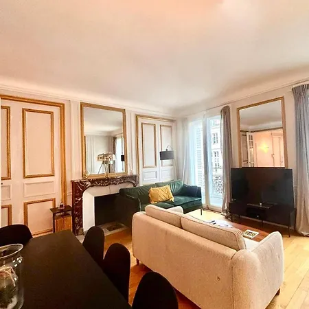 Palais Avenue Des Champs-elysees * Paris