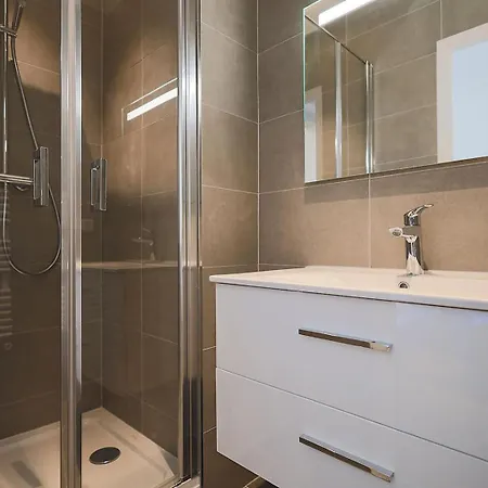 Palais Avenue Des Champs-elysees