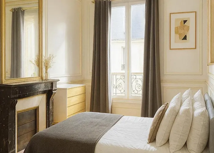 Palais Avenue Des Champs-elysees *